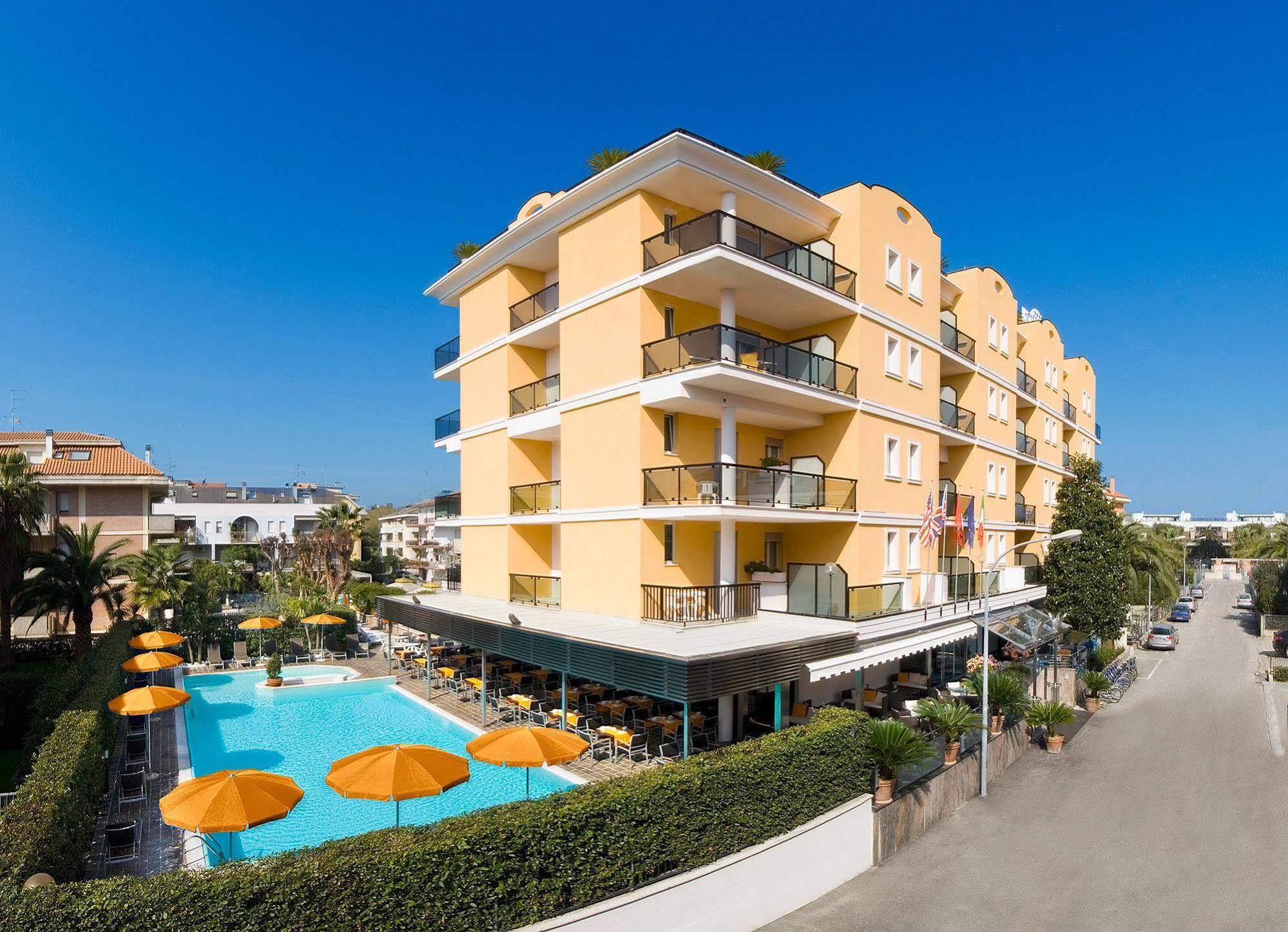 Hotel Imperial Сан Бенедето дел Тронто Екстериор снимка