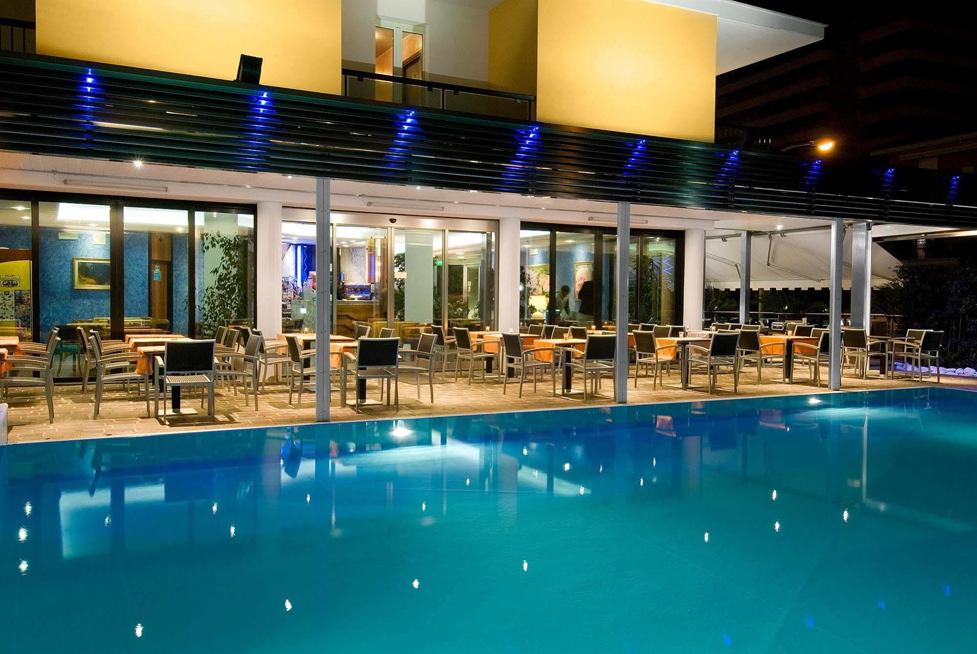 Hotel Imperial Сан Бенедето дел Тронто Екстериор снимка